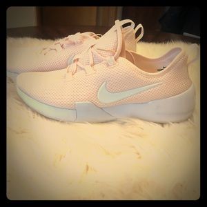 Size9 Women’s Nike Tennis Shoe